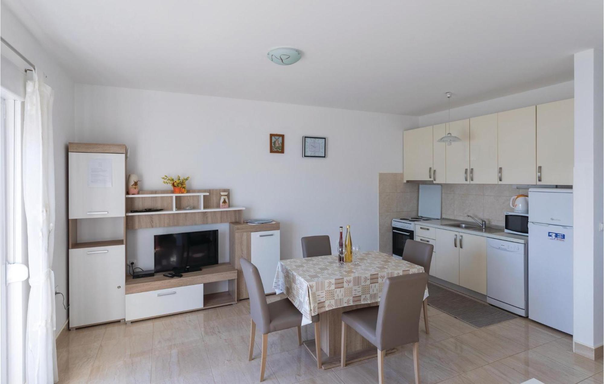 1 Bedroom Cozy Apartment In Klek Bagian luar foto