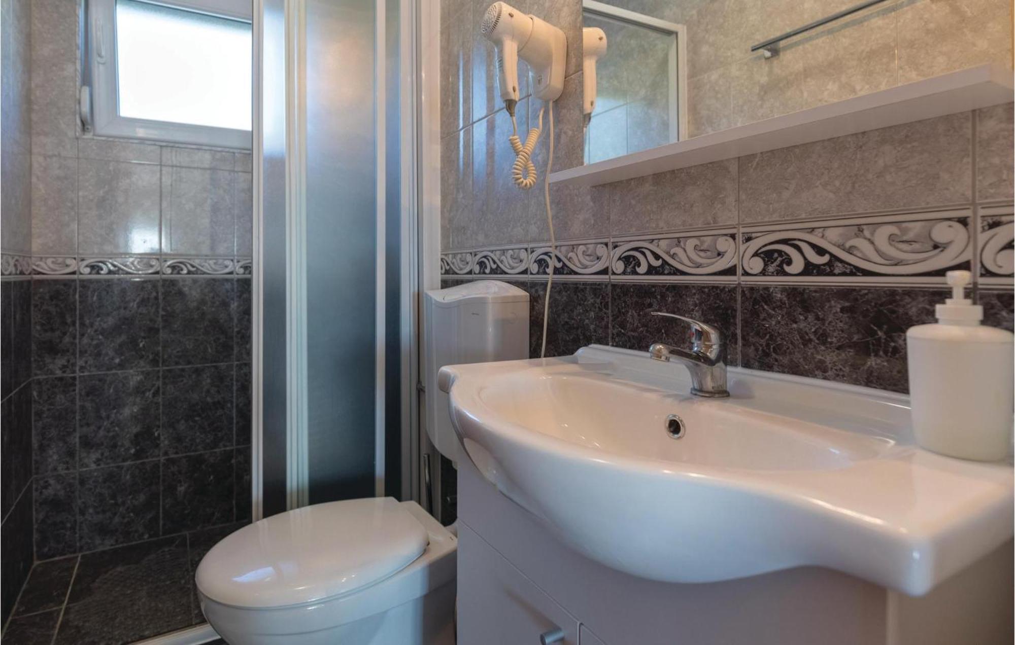 1 Bedroom Cozy Apartment In Klek Bagian luar foto